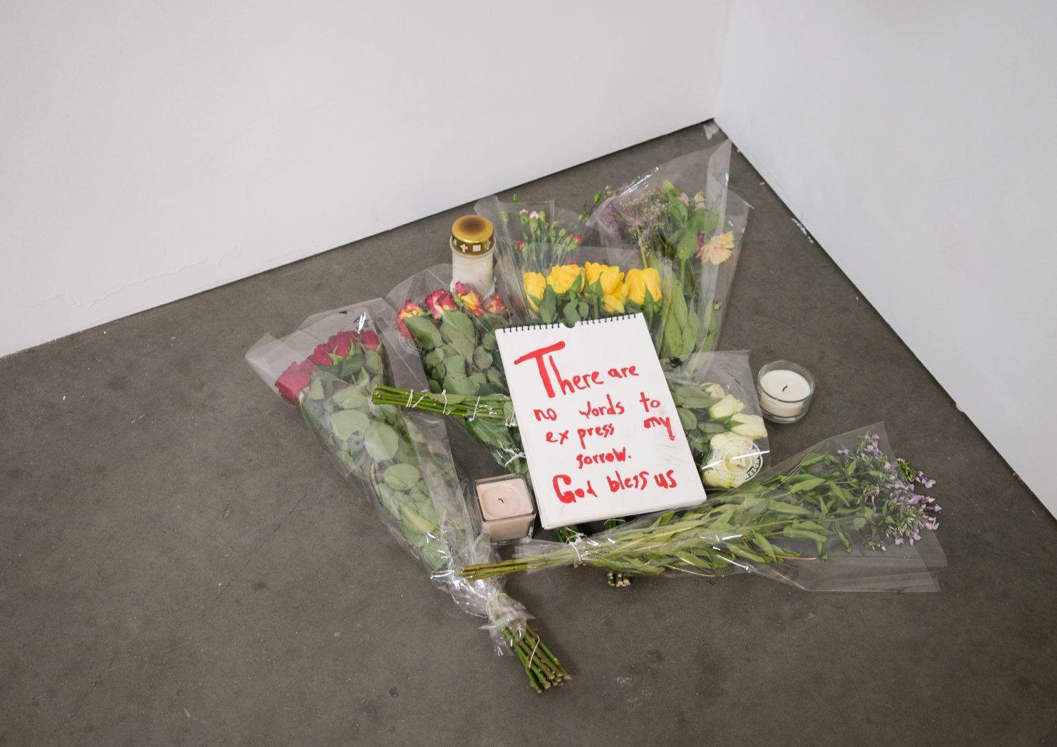 Unfair - Thomas kuijpers, flowers + replica of a note seen at ground zero