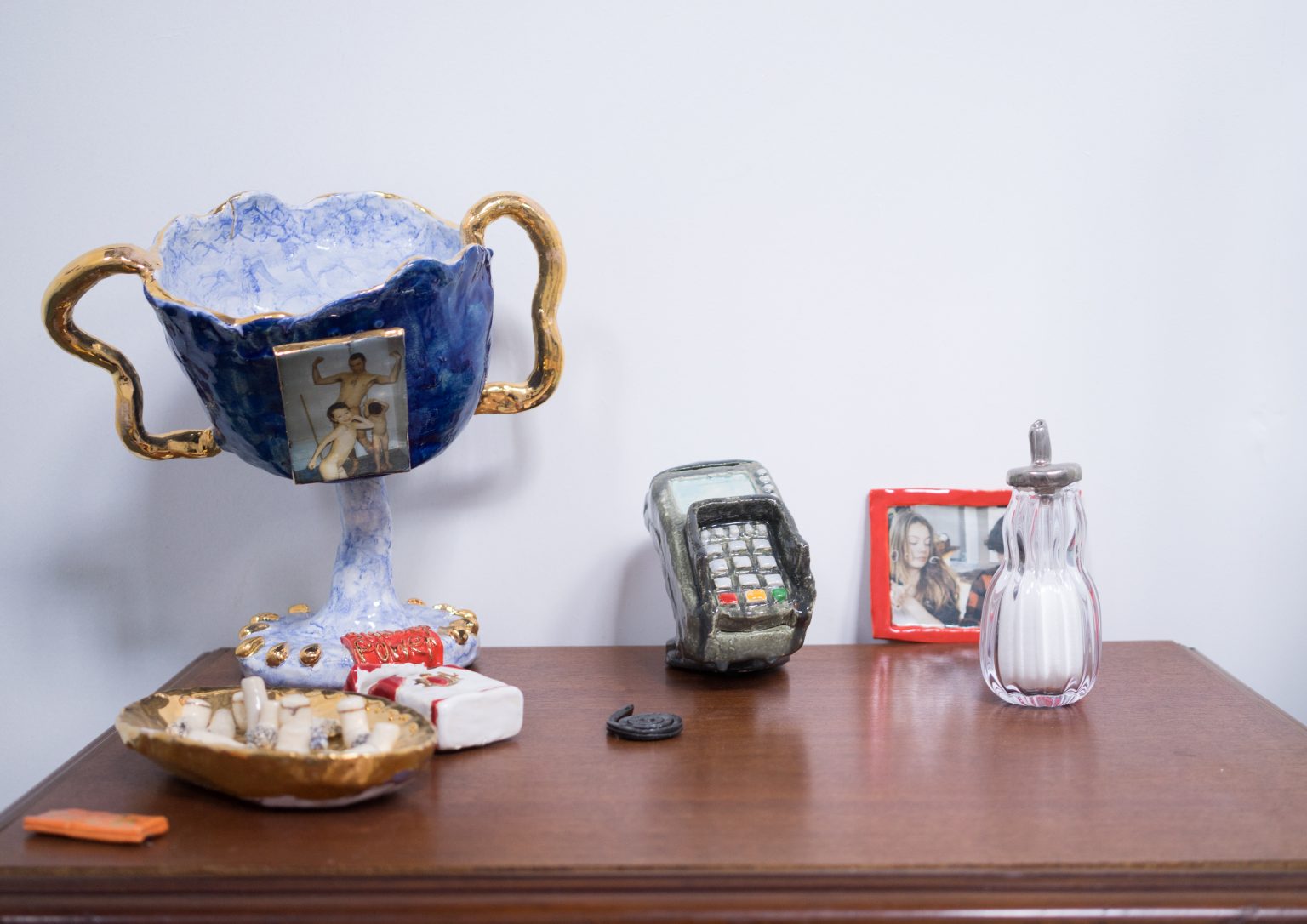 Unfair - Koos buster, pinapparaat, shower power trofee, gouwe asbak, suikerpotje, sigarettenpakje