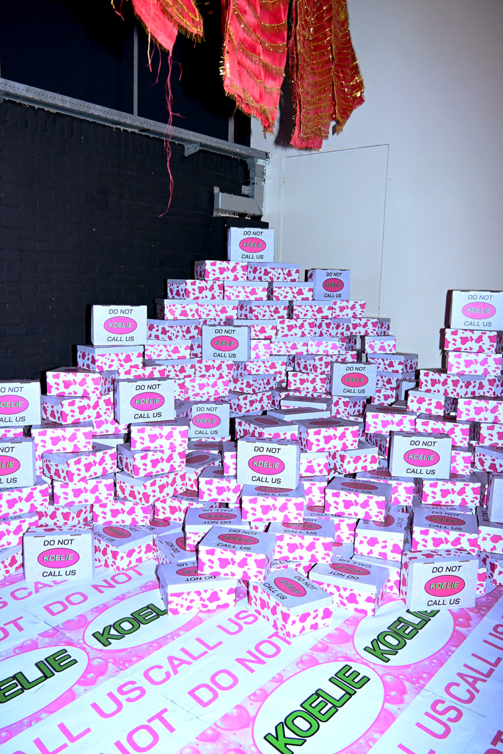 Unfair - Angel-rose.oeditdoebé_installationshot_shoeboxes_2023-website