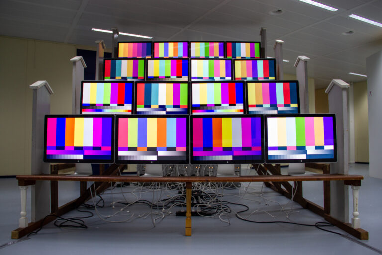 Unfair - Web-maikeldeekman-default_setting-front_view-pews_computer_screens-251x337cm-2022_web-maikeldeekman