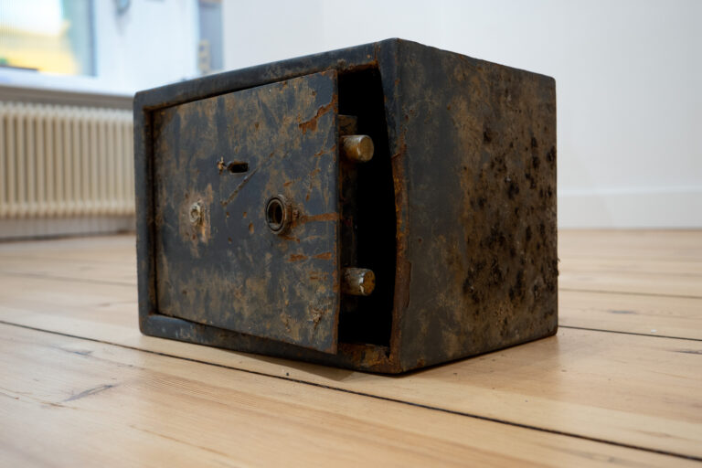 Unfair - Thomas swinkels safe #7, 2022safe35 × 25 × 25 cm